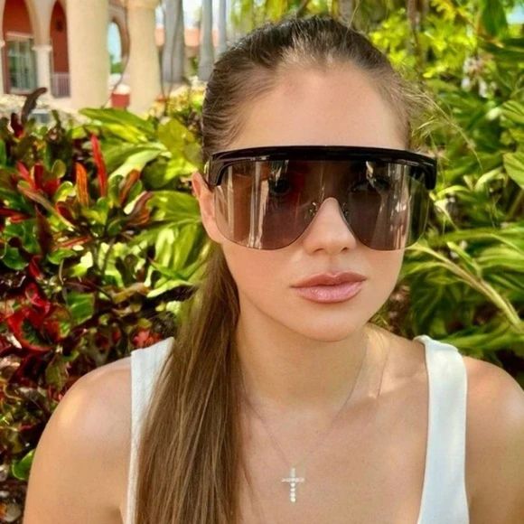 Loewe Black Shield Sunglasses with Gray Gradient Lenses main image 11